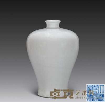 清乾隆 白釉暗刻龙纹梅瓶 高29.7cm